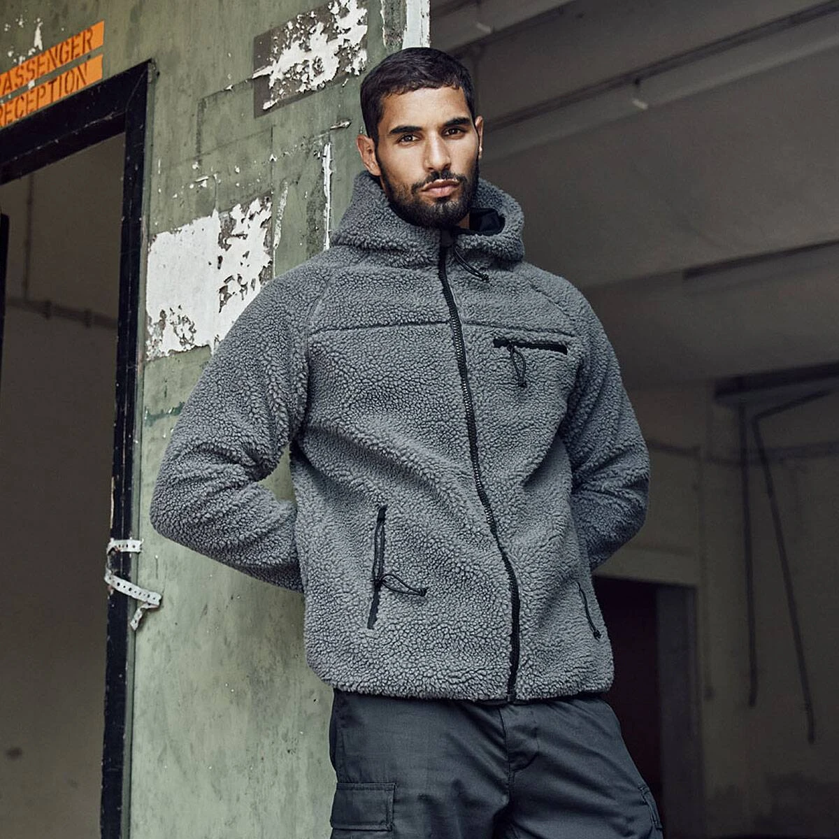 Brandit Teddyfleece Worker Jacke Mit Kapuze Anthrazit 4 Brandit Teddyfleece Worker Jacke Mit Kapuze Anthrazit – Bild 2